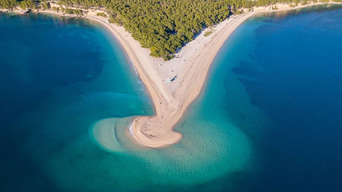 Pogled iz zraka na pješčani rt Zlatni rat kod Bola na Braču