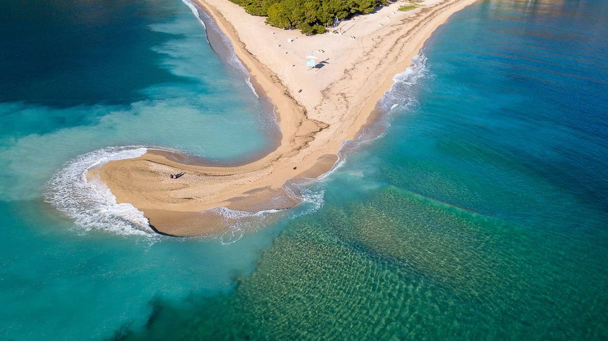 Pješčani rt Zlatni rat na Braču okružen tirkiznim morem