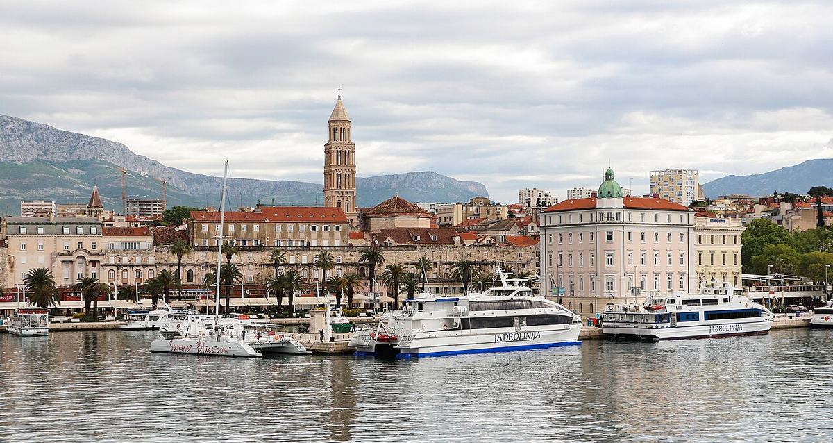 Splitska luka i riva s Dioklecijanovom palačom i zvonikom