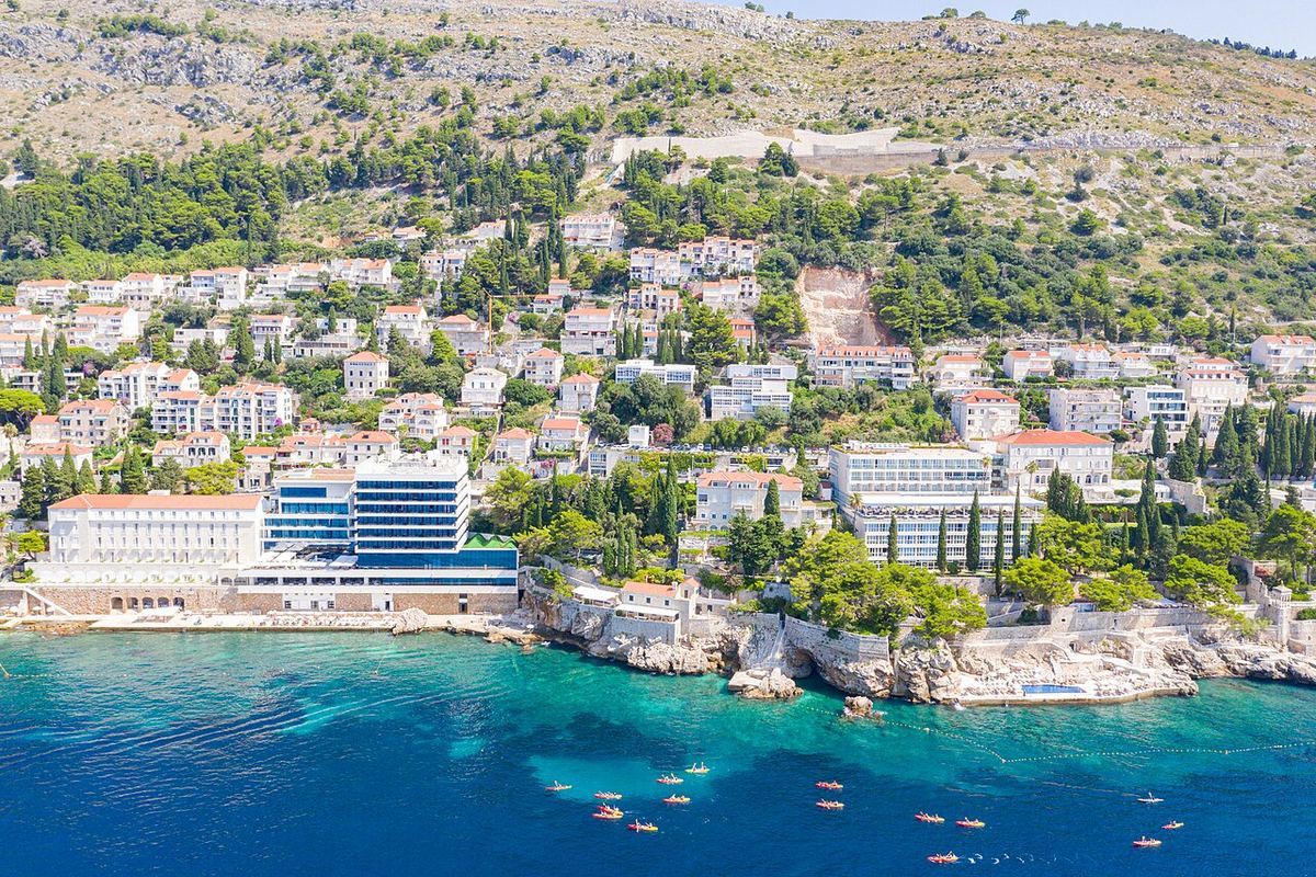 Kajaci u tirkiznom moru ispod zidina i obale Dubrovnika