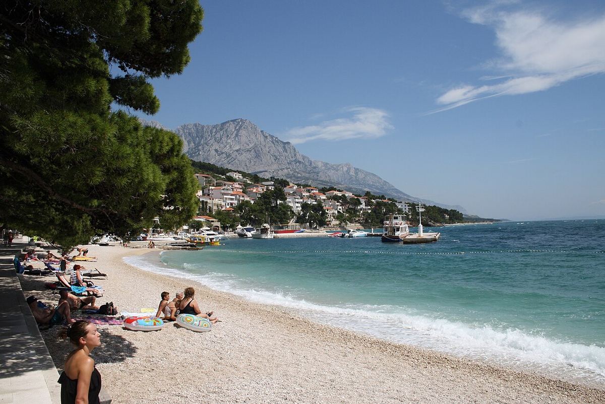 Borovi i šljunčana plaža u Brelima na Makarskoj rivijeri